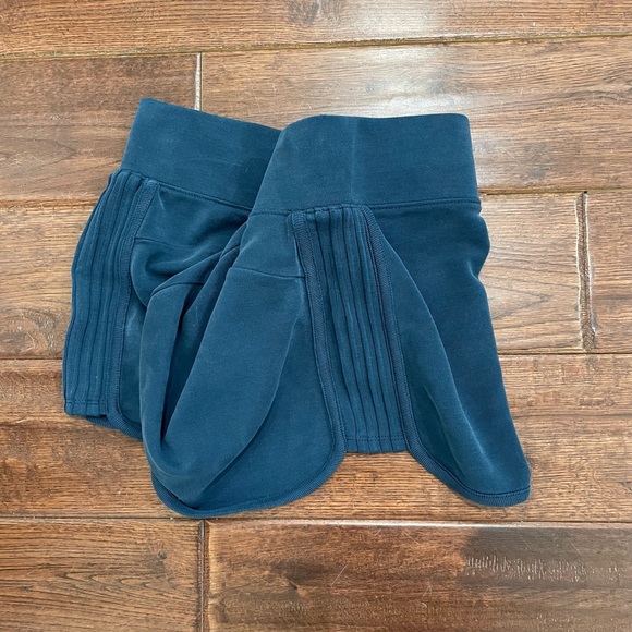 Athleta casual green/blue shorts size M - Picture 3 of 6